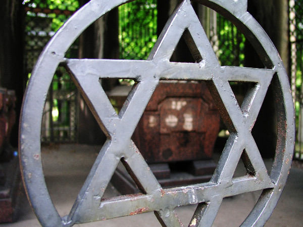 What’s So Confusing About ‘Frum Porn’?