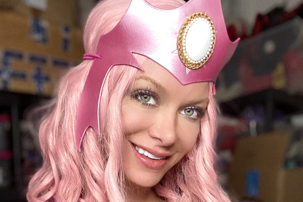 Serene Siren Heaps Praise on New Girlfriends Contract Co-Stars