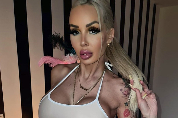 Blondie Bombshell Provides Room Service in Brazzers Return