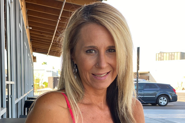 Ainslee Divine, the "Ultimate Mom Next Door"