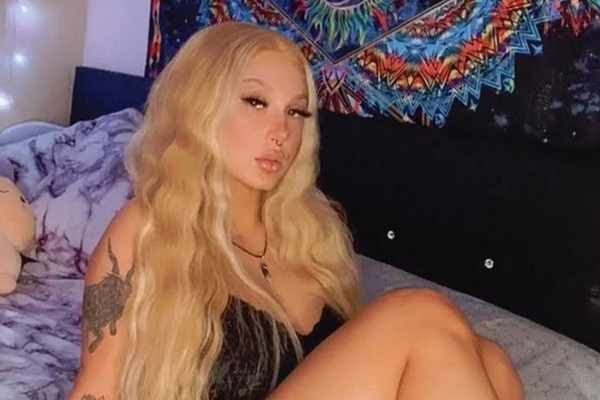 Skylar Vox Announces OnlyFans Sale, Free Video Giveaway