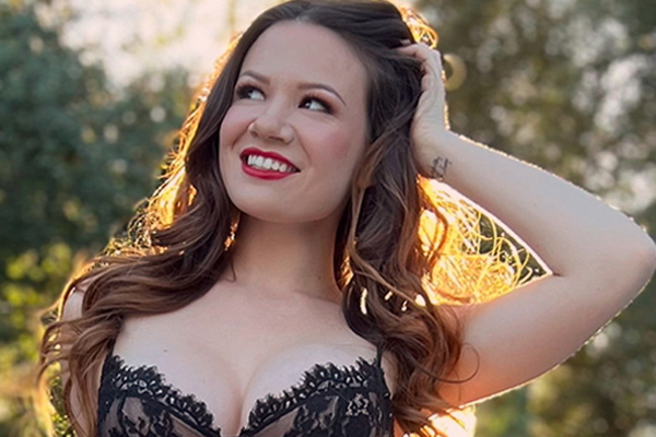 Alison Rey to Host AVN Expo White Party