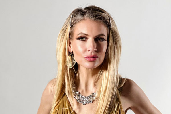 MILF Adult Performer Gigi Dior to Appear on   For The People KCAA Radio at 7:15pm ET/4:15pm PT