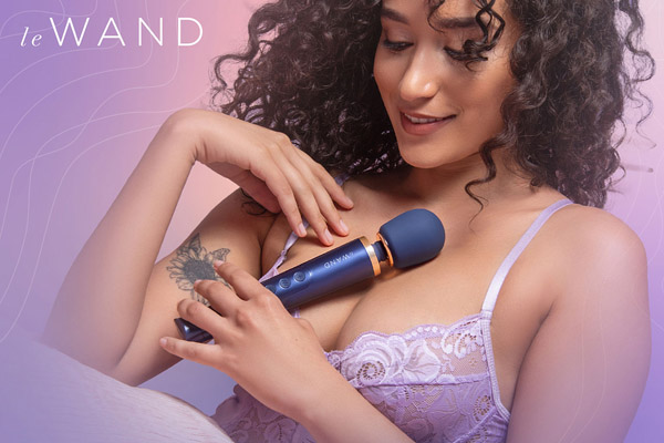 Le Wand Debuts Petite Wand in Navy