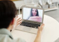 The Thumb-Stopping Loop: How Adult Cam Girls Win TikTok-Style Feeds with the Context-Gap Method
