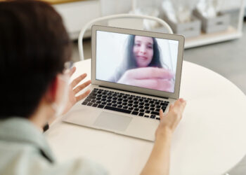 The Thumb-Stopping Loop: How Adult Cam Girls Win TikTok-Style Feeds with the Context-Gap Method
