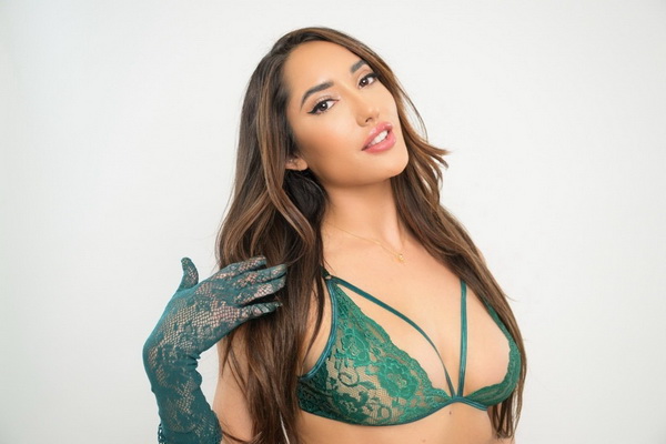 Chloe Amour Kicks Off New Year with Hot New Releases on OnlyFans