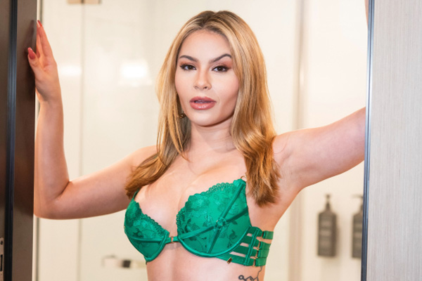 Nicole Aria Signs with Star Factory PR