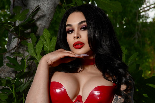 Emma Rose, Tori Easton & Eva Maxim Win AVN Award for Best Trans Group Sex Scene