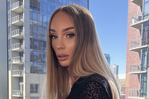 Trans Starlet Athena Guests on “In The Tub” During Chicago Exxxotica Expo