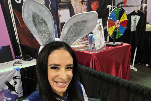 MILF Stunner Sheena Ryder Guests on “In the Tub” During Chicago Exxxotica Expo