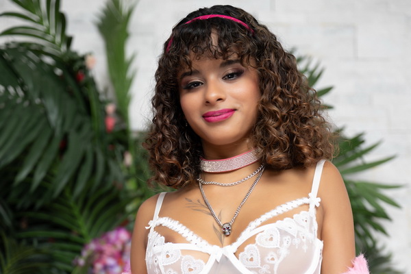 Isabella Jules Adds ‘Yes Daddy’ to Her Vernacular at Hookup Hotshot